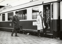 169792 Afbeelding van treinreizigers op het perron van het N.S.-station Amsterdam Amstel te Amsterdam, bij het ...